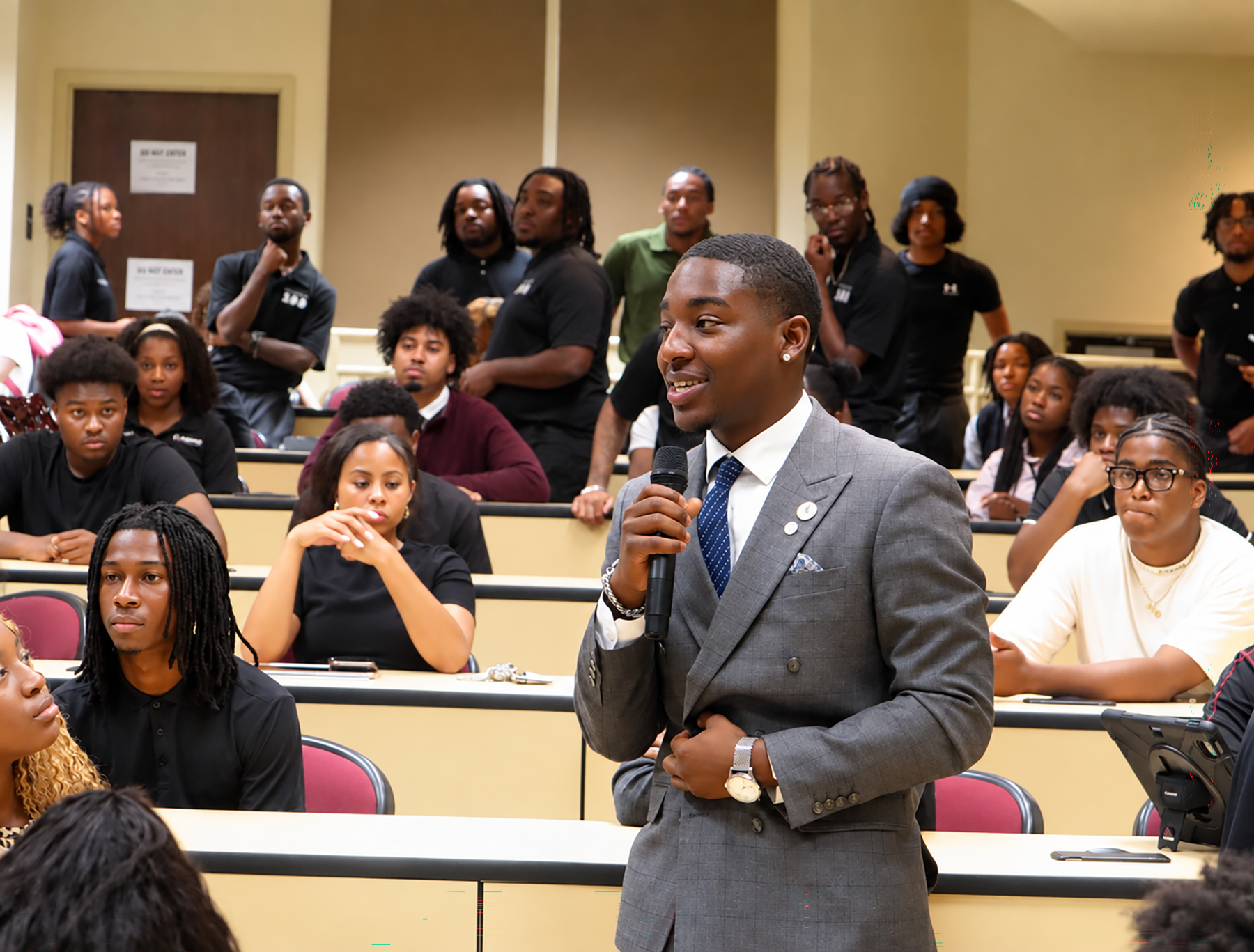 Member of Collegiate 100 speaks to fellow student members at Mentee Mashup.