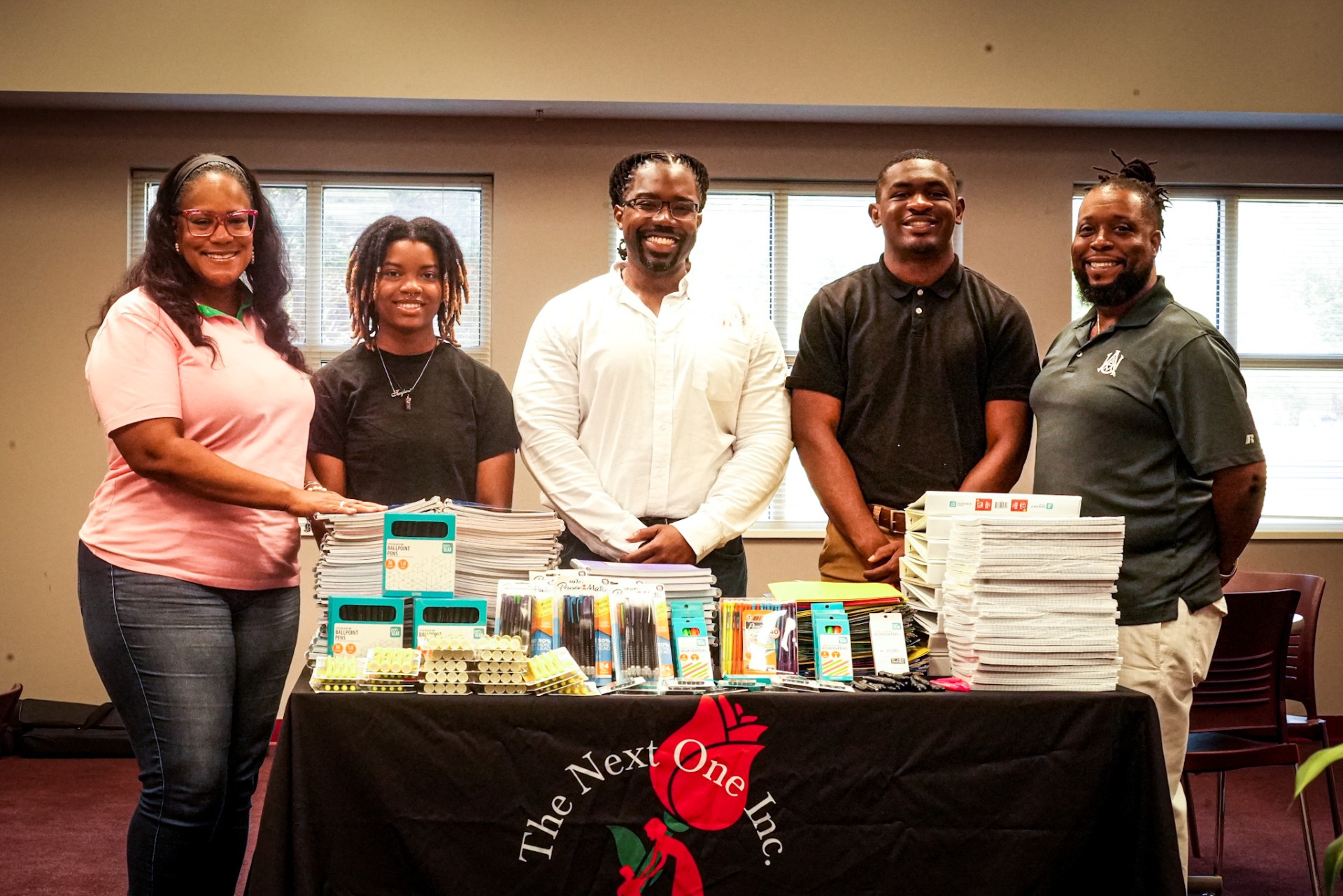Alumnus Alxavier Peebles with Alabama A&M Engineering Students and Faculty
