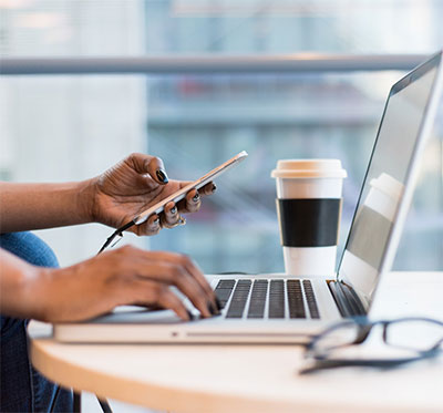 A user accesses a smartphone and a laptop at the same time