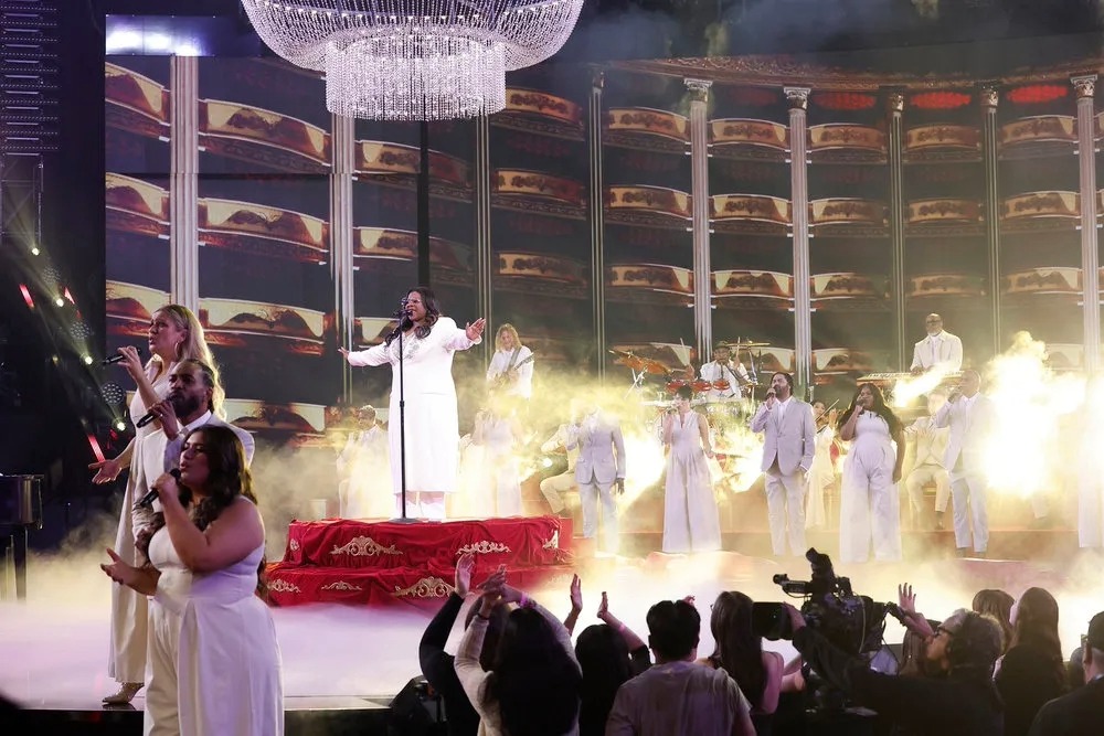 Jazz Mckenzie performs on stage with back up singers in NBC's "The Voice"