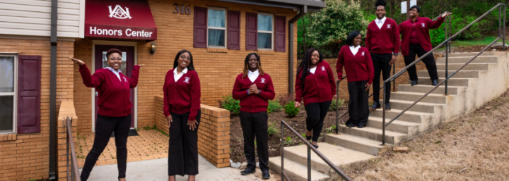 Students infront of Honors Center